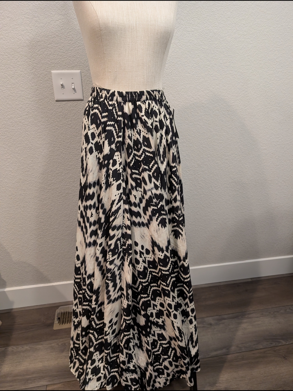 NWT Versona Sz L Black and White Graphic Printed Maxi Boho Skirt